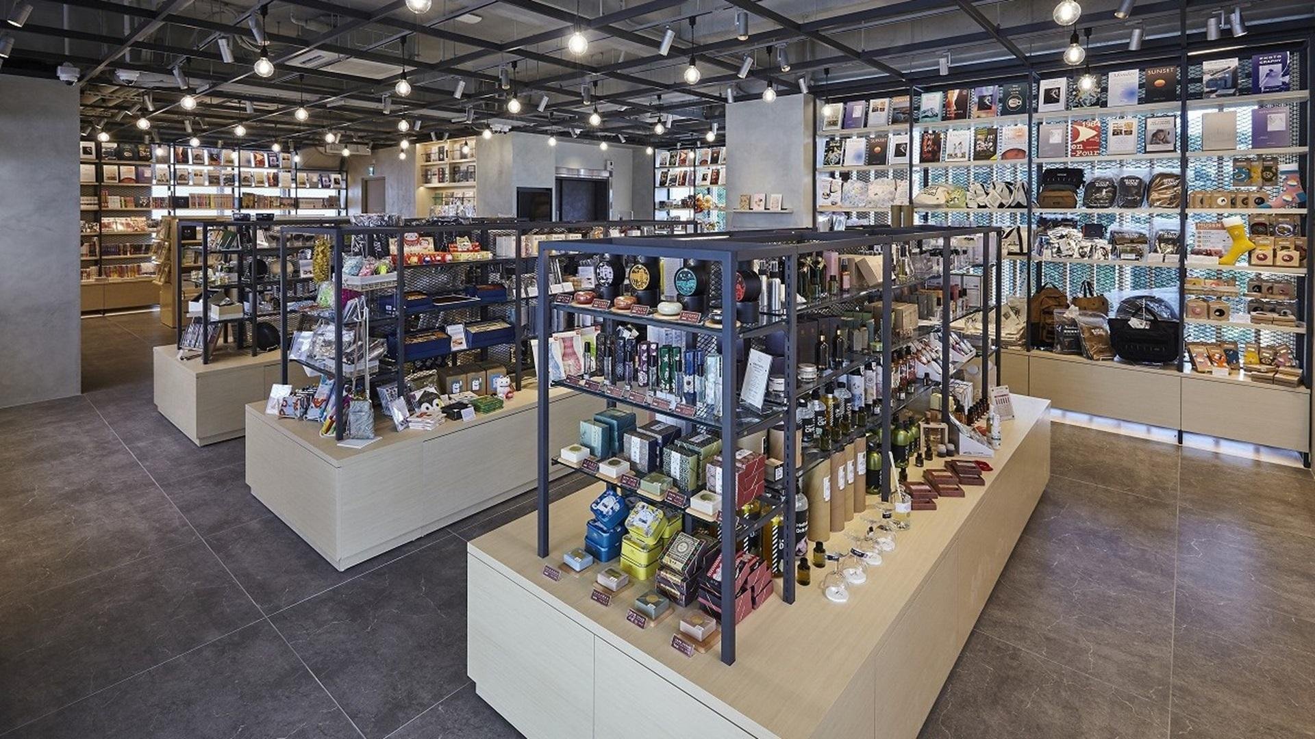 「TSUTAYA BOOKSTORE日月町店」の店内写真です