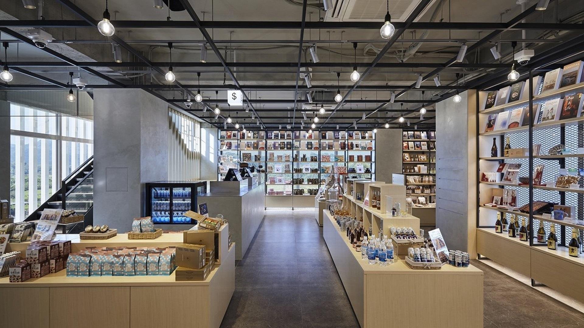 「TSUTAYA BOOKSTORE日月町店」の店内写真です