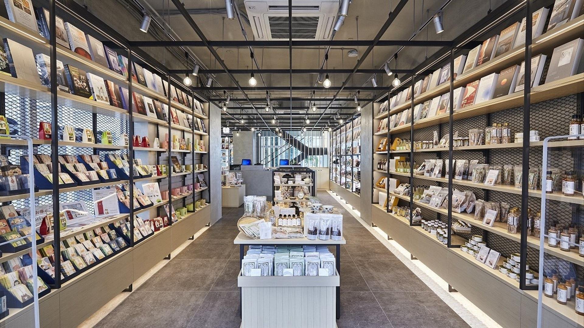 「TSUTAYA BOOKSTORE日月町店」の店内写真です