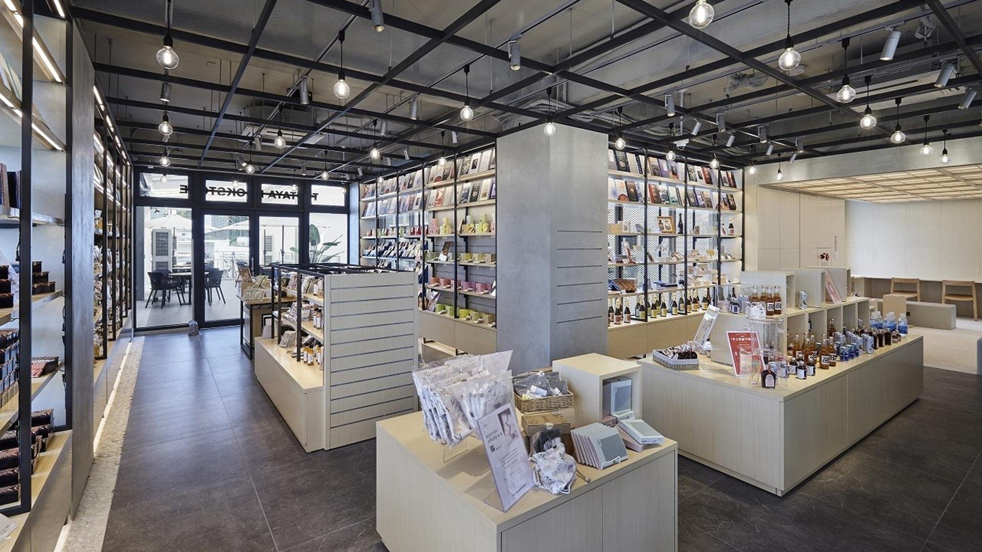 「TSUTAYA BOOKSTORE日月町店」の店内写真です