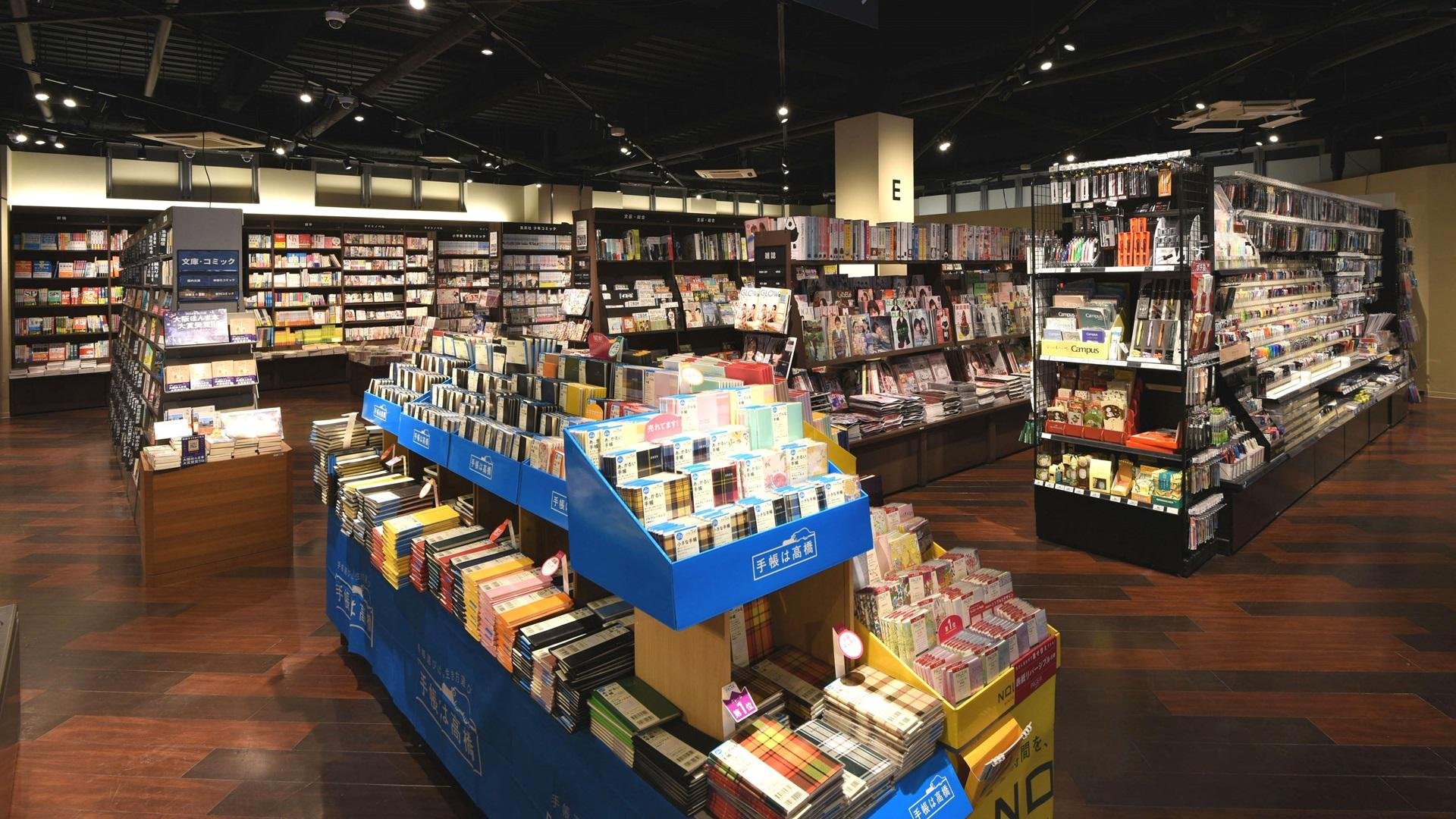 「「TSUTAYA BOOKSTORE 香里園」11月11日リニューアルオープン」1FのBOOK & CAFEの画像