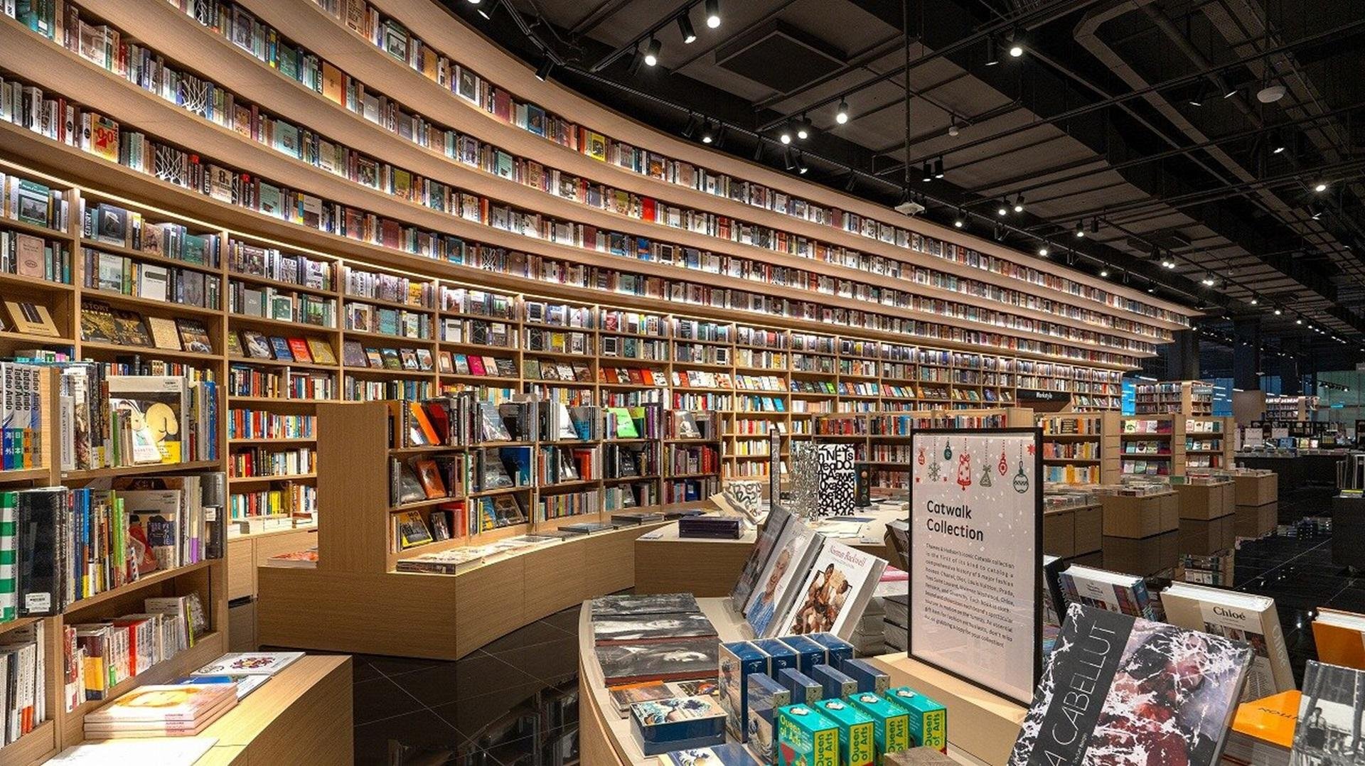 TSUTAYA BOOKSTORE イオンモール テブラウ シティ店の店内写真です