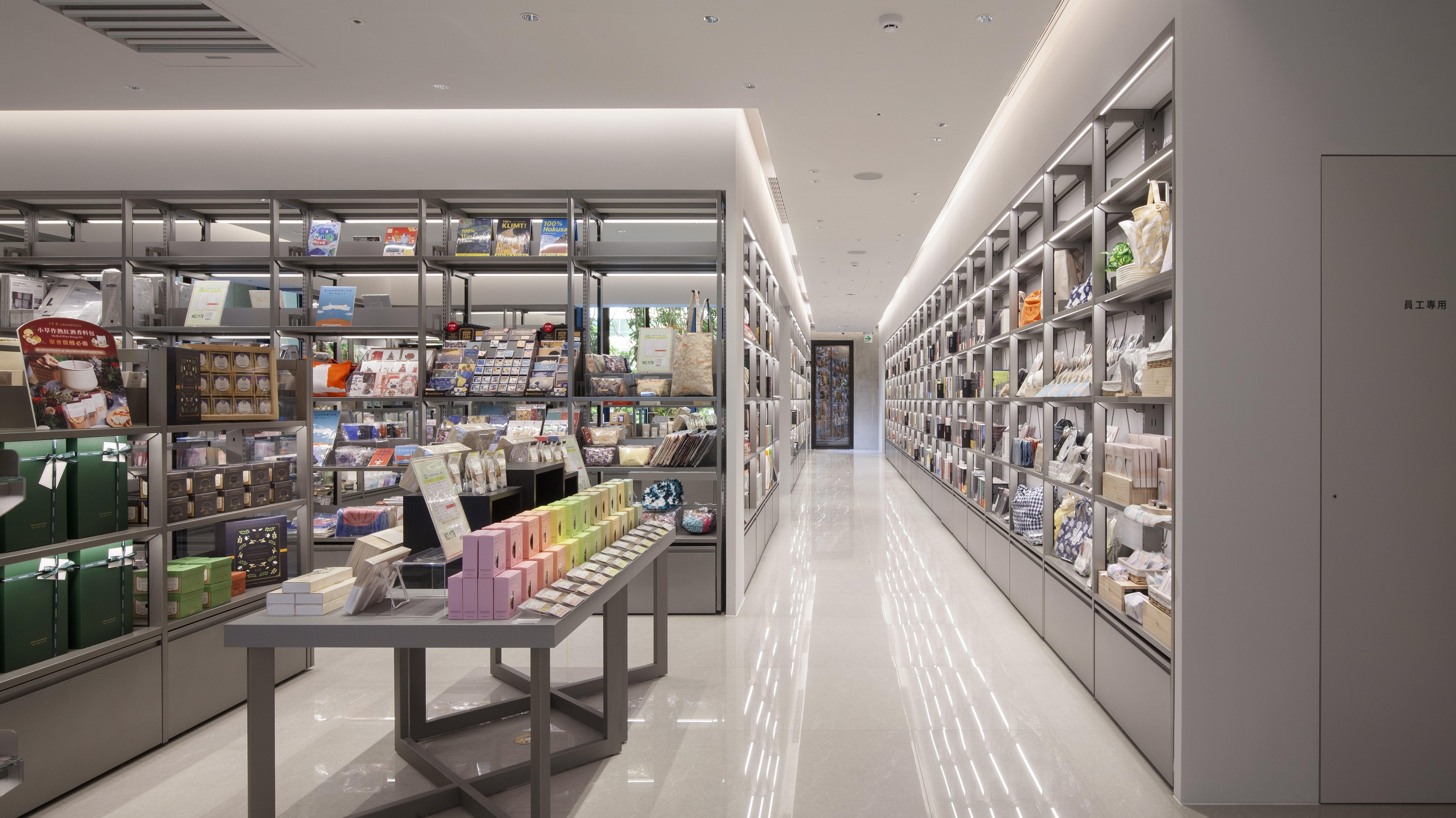 「TSUTAYA BOOKSTORE台中老佛爺(タイジョン ラオフーイエ )店」の店内画像です。