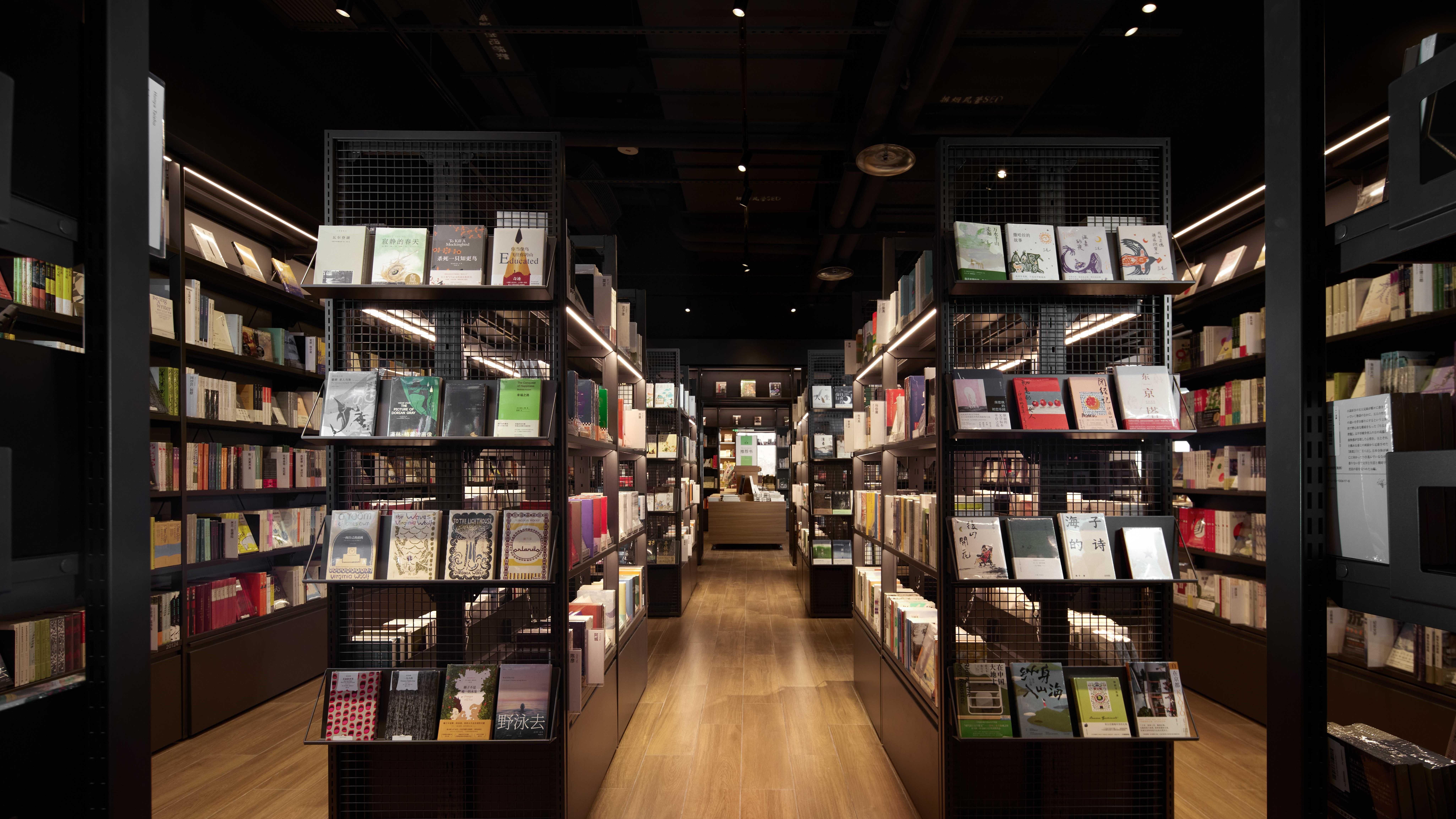 「TSUTAYA BOOKSTORE寧波K11店」の店内画像です。