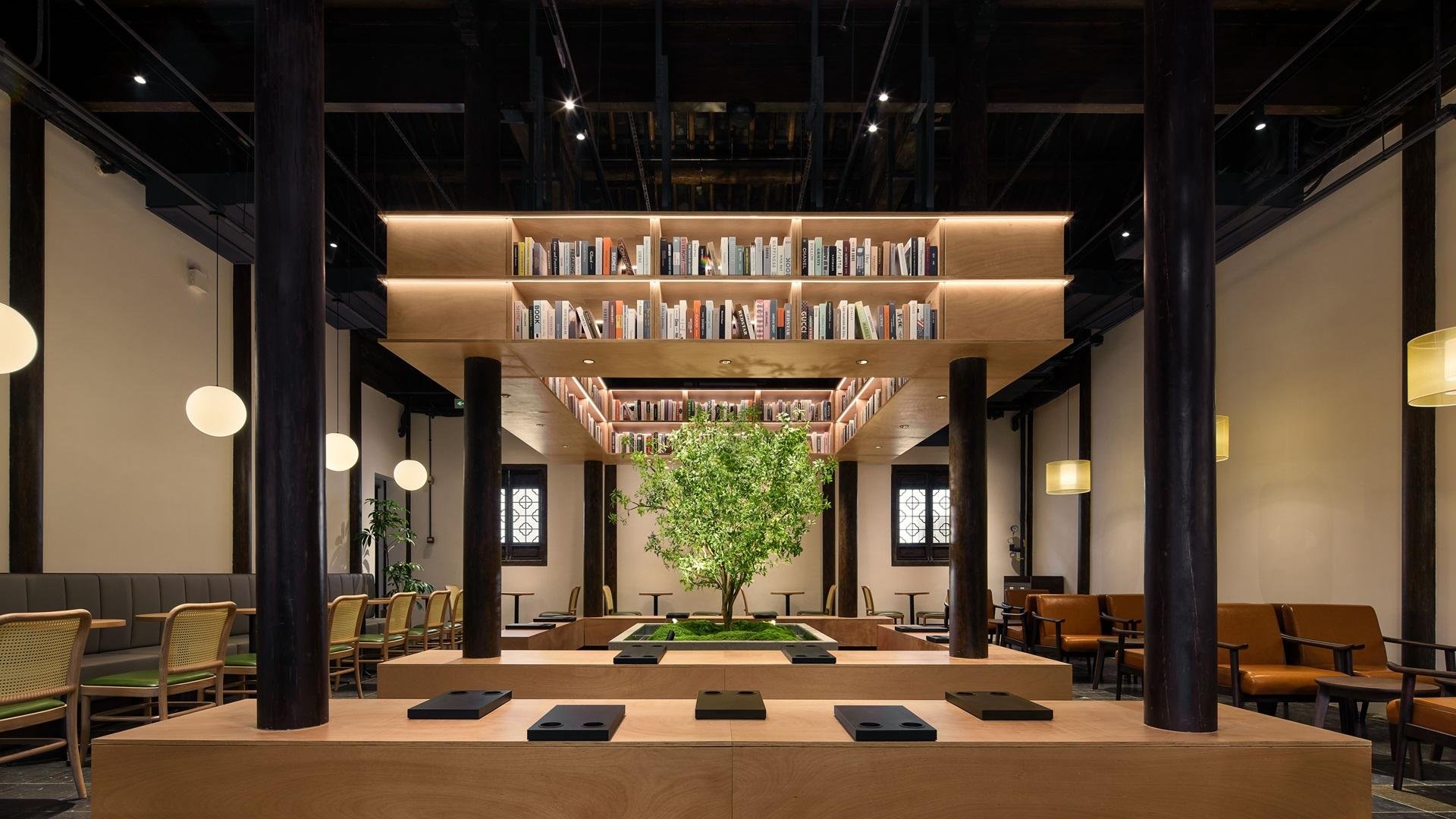 「TSUTAYA BOOKSTORE 無錫恵山映月里店」の店内写真です