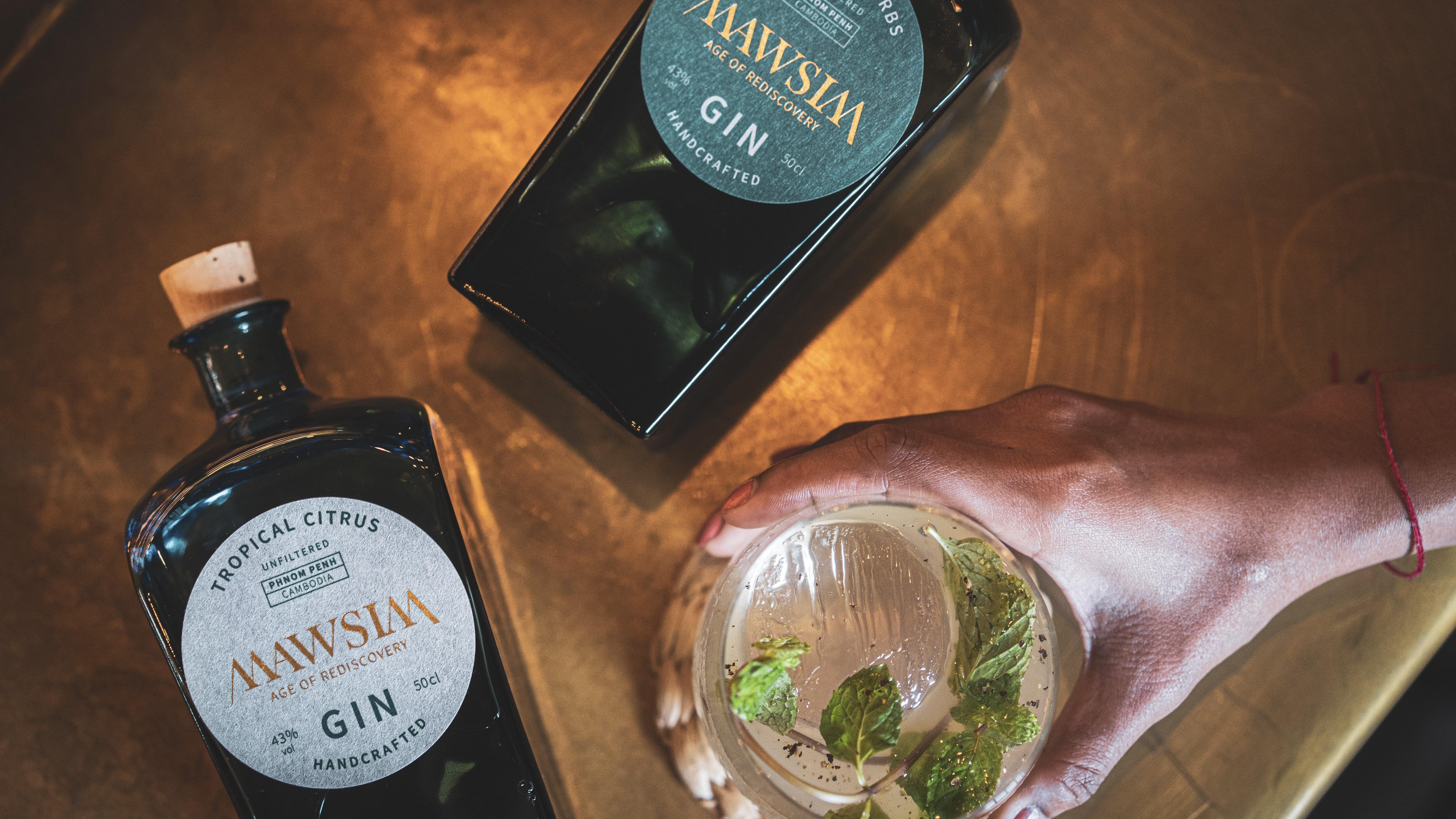 カンボジアで日本人によって作られているクラフトジン『MAWSIM GIN』の写真です。