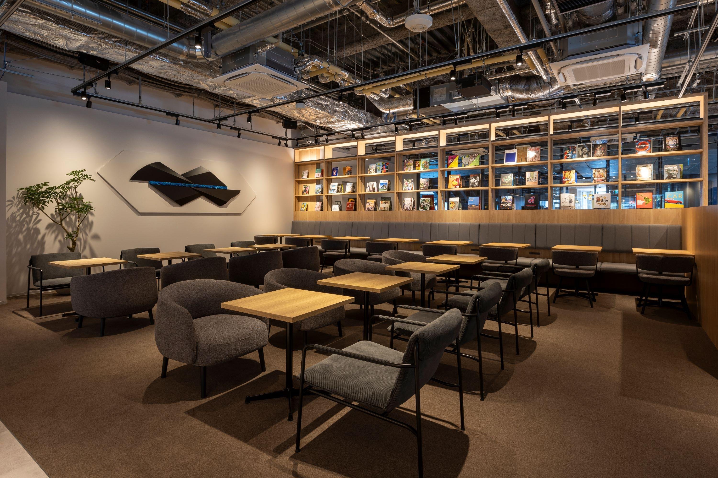 「TSUTAYA BOOKSTORE大井町トラックス」内SHARE LOUNGE の店内写真です。