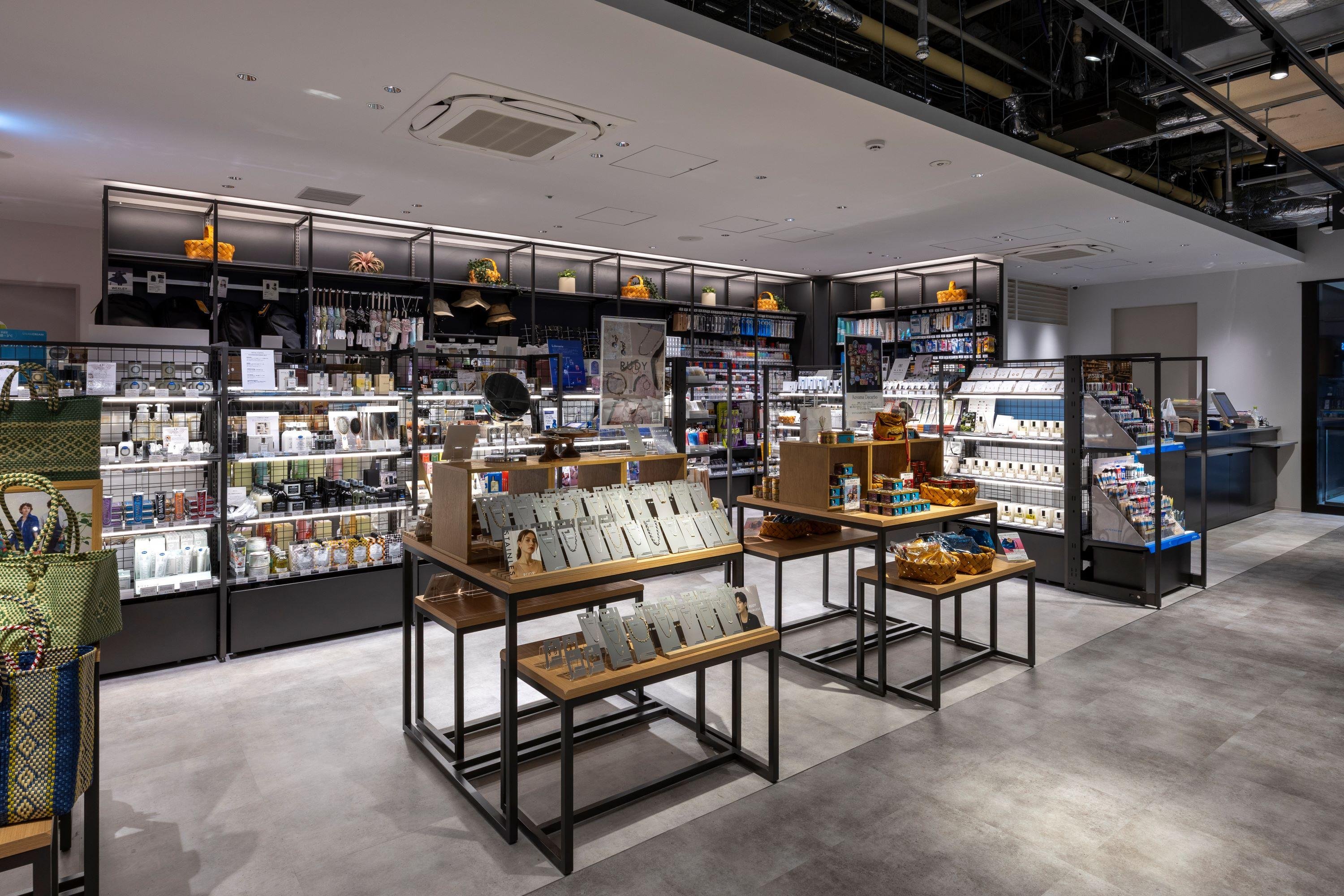 「TSUTAYA BOOKSTORE大井町トラックス」の店内写真です。