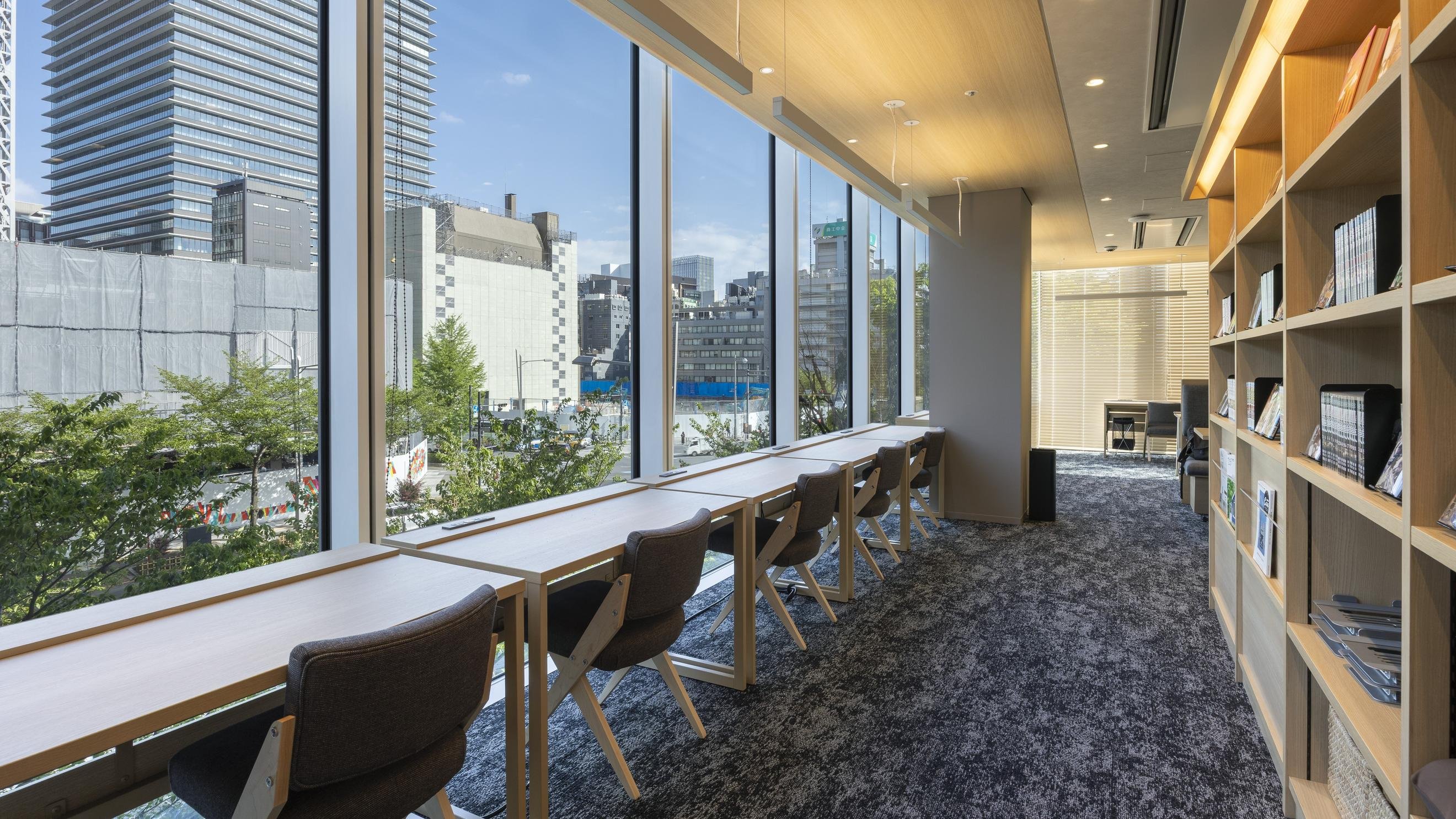 「SHARE LOUNGE ワークスタイリング八重洲南口」の店内画像です。