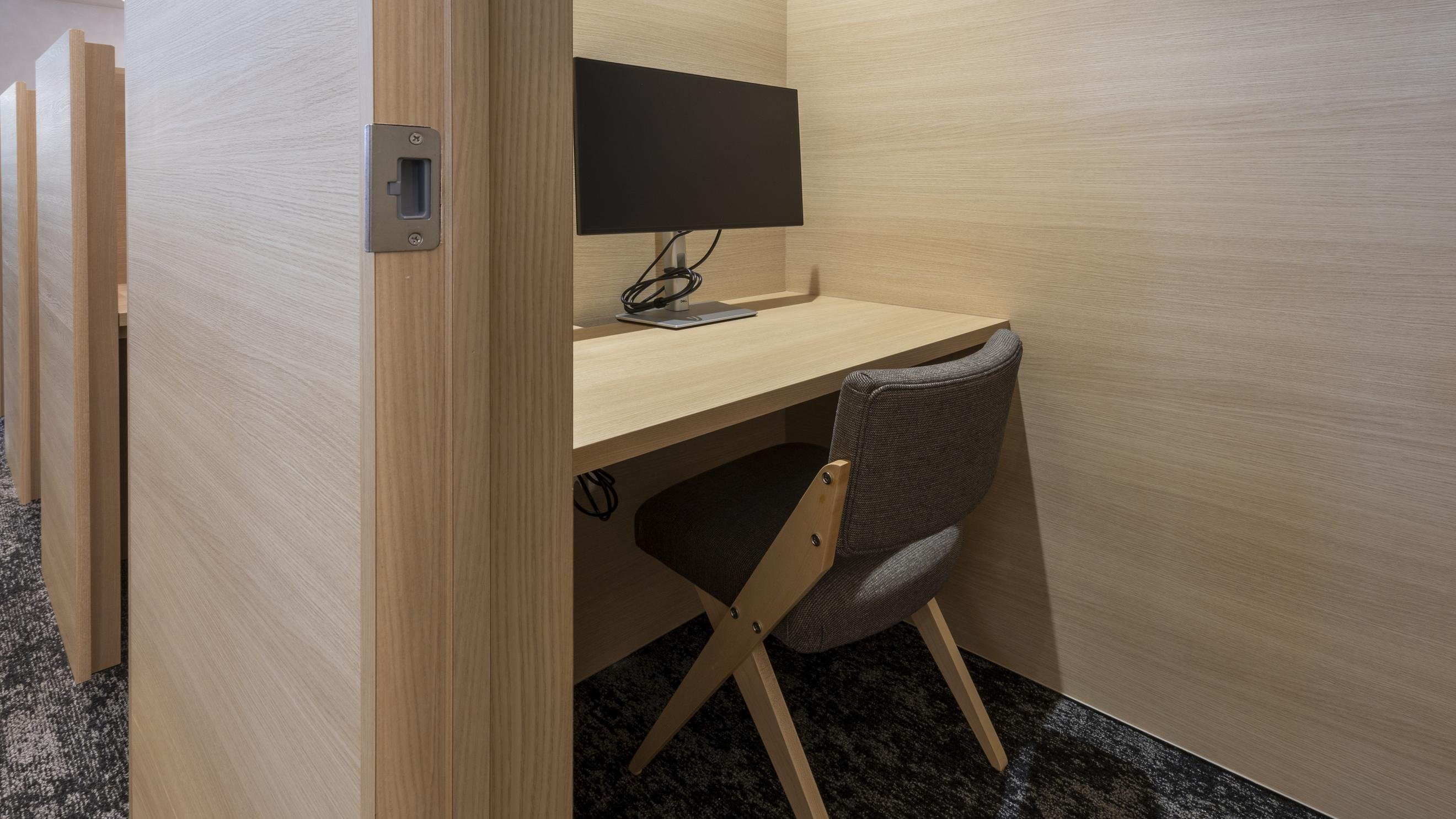 「SHARE LOUNGE ワークスタイリング八重洲南口」の店内画像です。