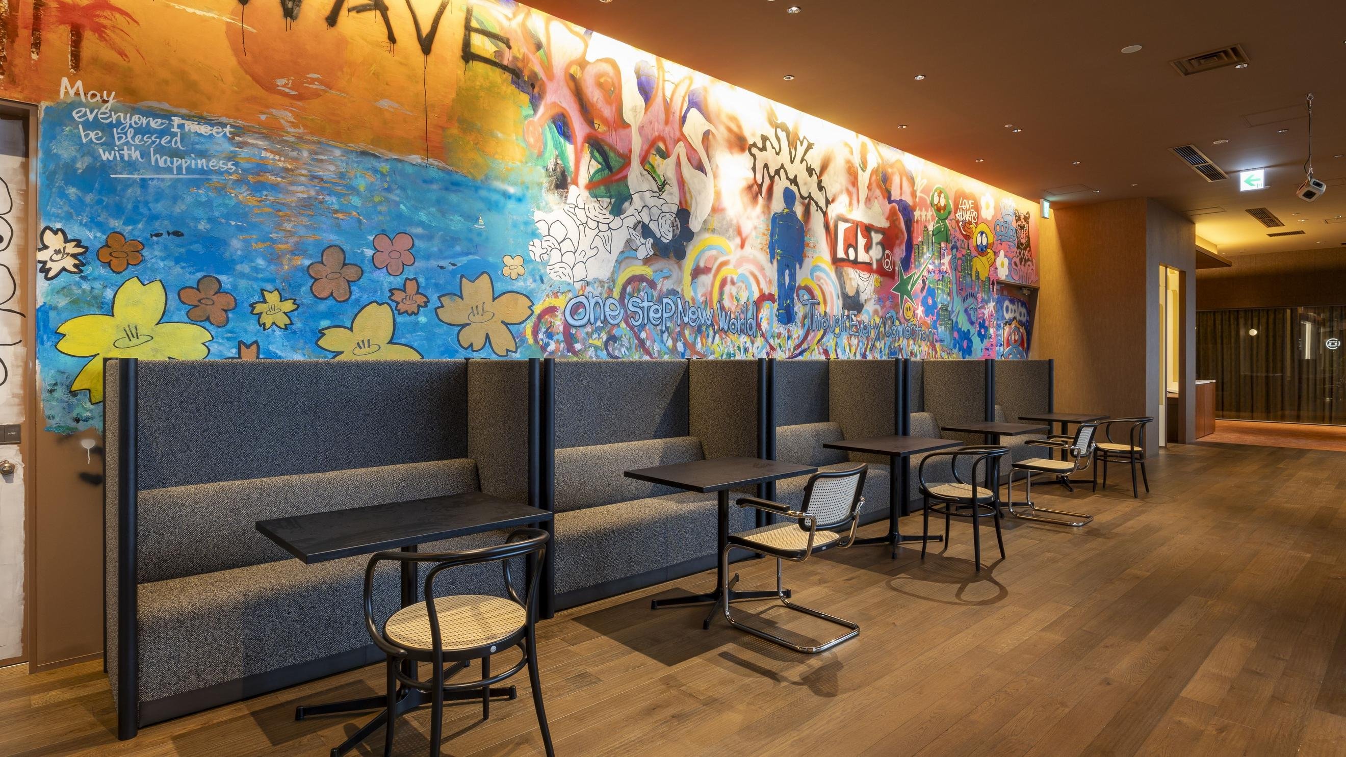 「SHARE LOUNGE 淀屋橋ゲートタワー with PLUS」の店内画像です。