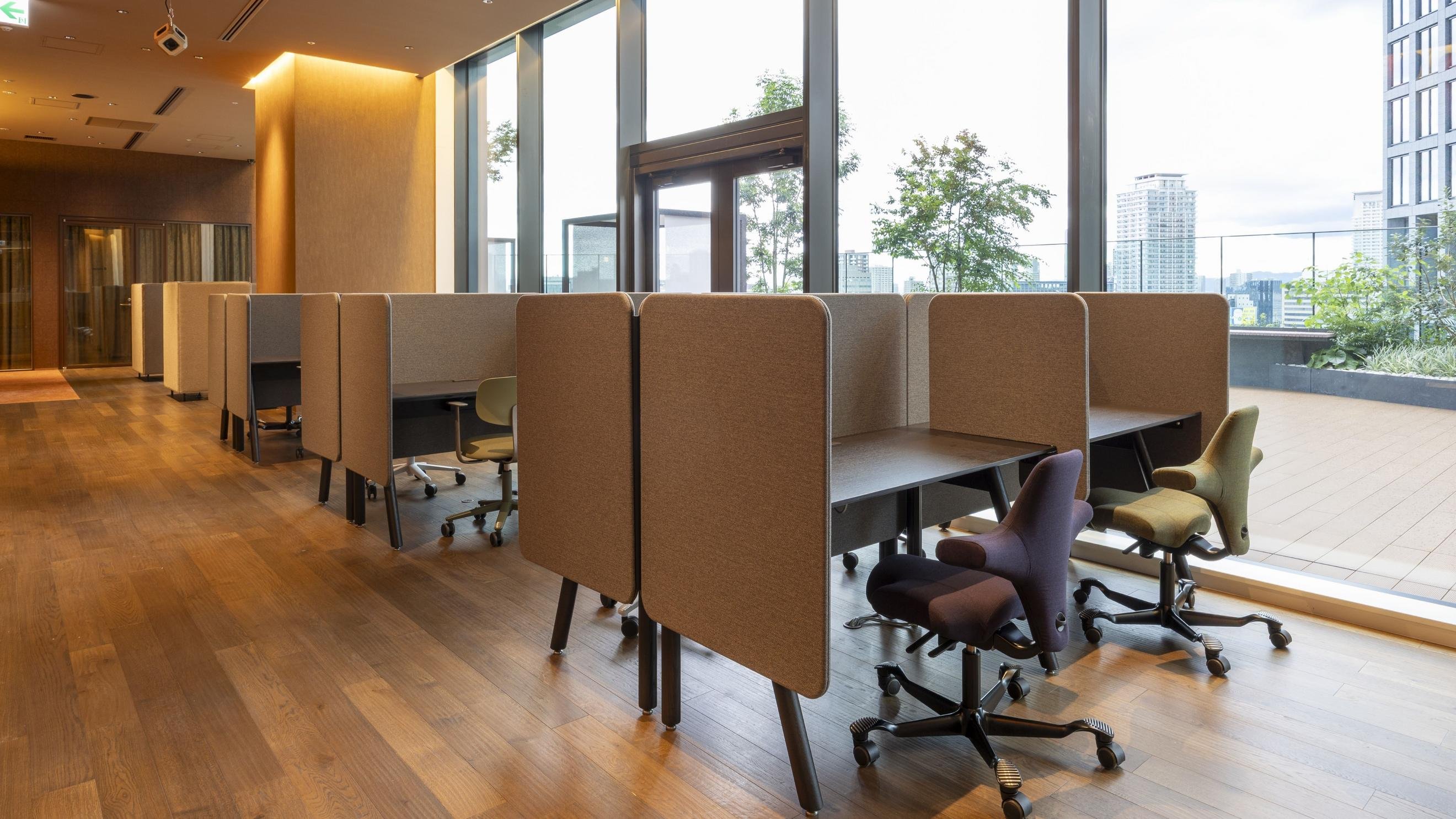 「SHARE LOUNGE 淀屋橋ゲートタワー with PLUS」の店内画像です。