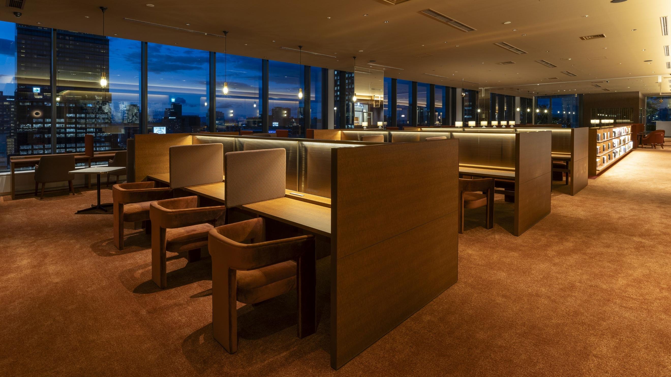 「SHARE LOUNGE 淀屋橋ゲートタワー with PLUS」の店内画像です。