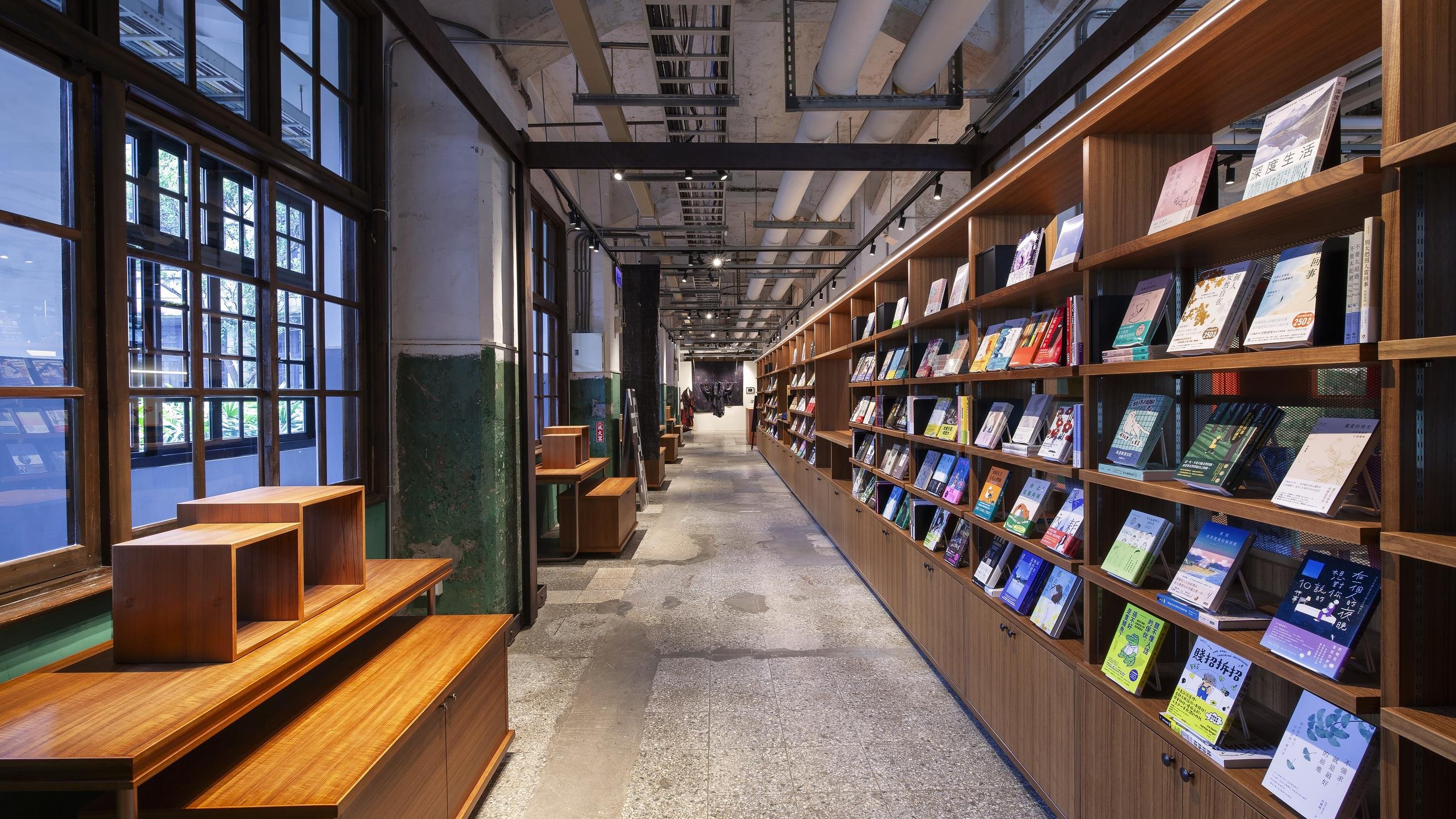 TSUTAYA BOOKSTORE 松菸店の内観写真です