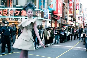 「SHIBUYA TSUTAYA」がクリエイターの発信基地として活動開始！ 渋谷のセンター街とTSUTAYAをステージに、史上初のファッションショーを開催