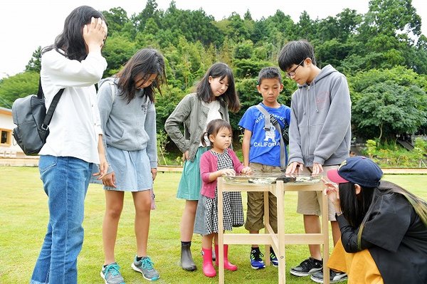 「Reborn-Art Festival × Tカード」～みんなでアートを作ろう～石巻の子どもたちによるアート作品「貝殻オブジェのテーブル」が完成！